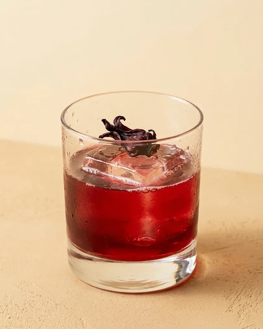 Mezcalita. Mezcal espadín infusé au piment morita, Cointreau, hibiscus, citron vert et sirop d'agave.